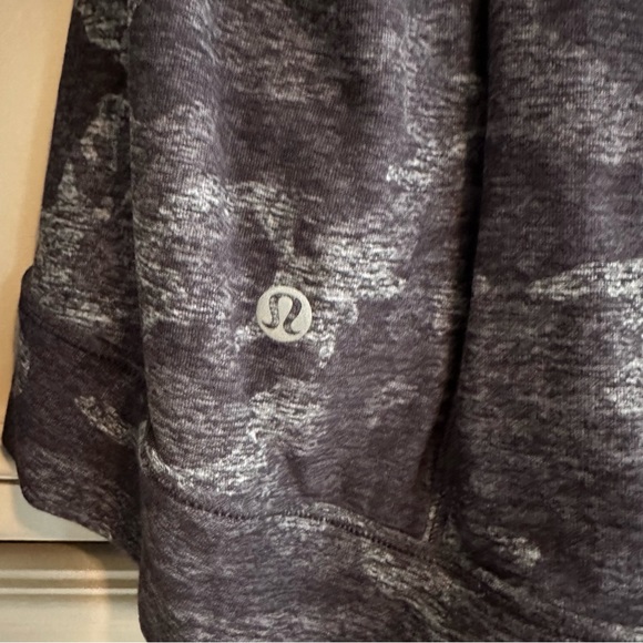 LULULEMON OUTRUN THE ELEMENTS 1/2 ZIP TOP IN GRAY CAMO SIZE 8 - Picture 7 of 16